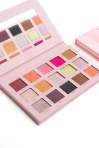 15 Metal HD and Ultra Matte Eyeshadows Blossom palette